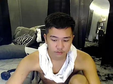 xgregor07 online show from 10/28/25, 03:44