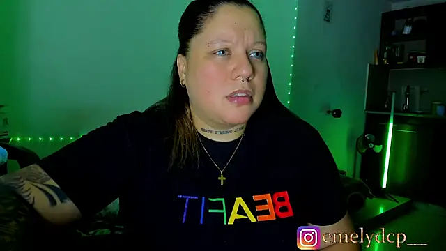 Snapshot of mariana_maze chatting on 06/15/26, 04:12 mariana maze online show from 06/15/26, 04:12