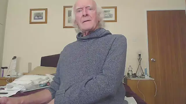 Snapshot of WaverlyKernow chatting on 02/26/25, 04:05 WaverlyKernow online show from 02/26/25, 04:05