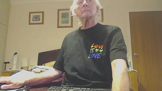 Snapshot of WaverlyKernow chatting on 02/14/25, 09:13 WaverlyKernow online show from 02/14/25, 09:13