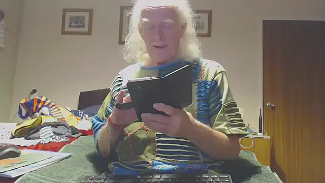 Snapshot of WaverlyKernow chatting on 02/12/26, 04:40 WaverlyKernow online show from 02/12/26, 04:40