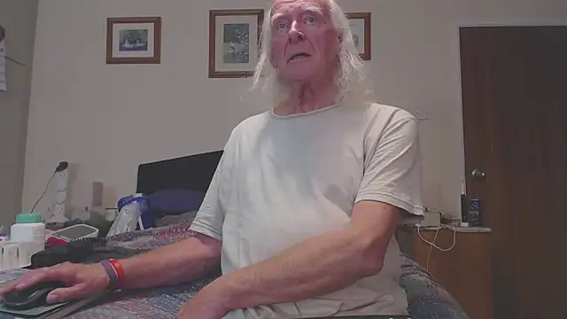 Snapshot of WaverlyKernow chatting on 04/02/26, 02:02 WaverlyKernow online show from 04/02/26, 02:02