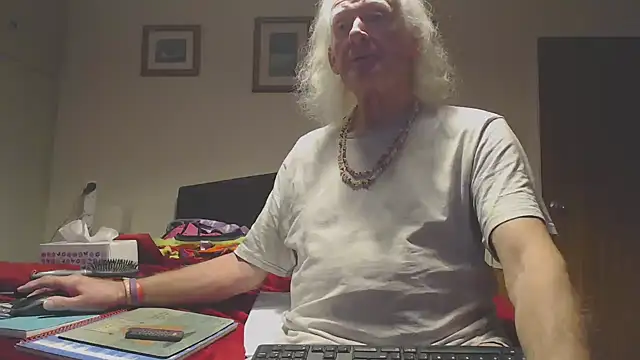 Snapshot of WaverlyKernow chatting on 12/21/25, 03:03 WaverlyKernow online show from 12/21/25, 03:03