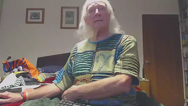 Snapshot of WaverlyKernow chatting on 02/10/26, 01:10 WaverlyKernow online show from 02/10/26, 01:10