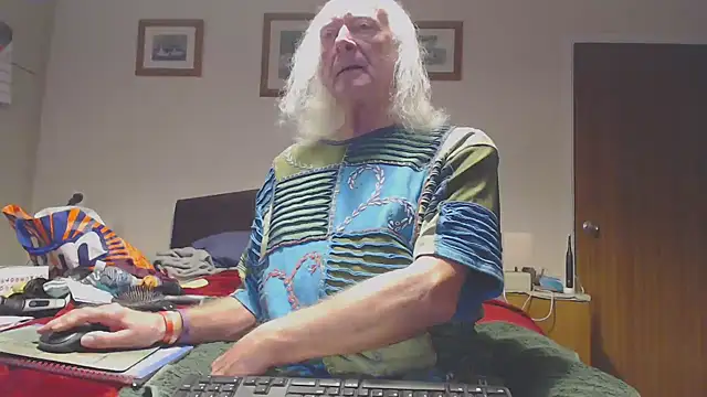 Snapshot of WaverlyKernow chatting on 02/14/26, 08:14 WaverlyKernow online show from 02/14/26, 08:14