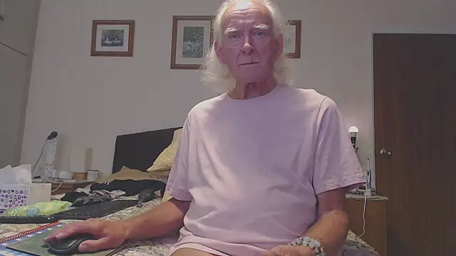Snapshot of WaverlyKernow chatting on 09/11/25, 01:55 WaverlyKernow online show from 09/11/25, 01:55