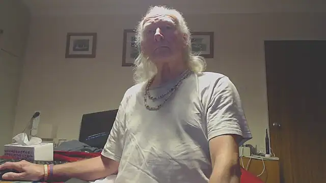 Snapshot of WaverlyKernow chatting on 12/23/25, 08:02 WaverlyKernow online show from 12/23/25, 08:02