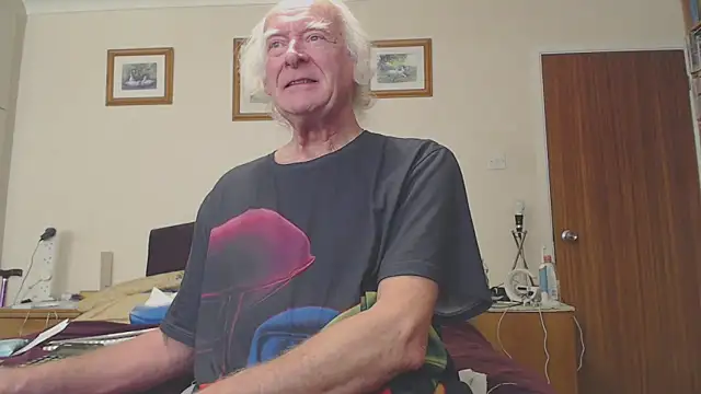 Snapshot of WaverlyKernow chatting on 01/31/25, 10:31 WaverlyKernow online show from 01/31/25, 10:31