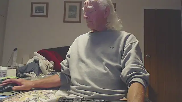 Snapshot of WaverlyKernow chatting on 09/14/25, 02:17 WaverlyKernow online show from 09/14/25, 02:17
