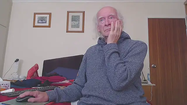 Snapshot of WaverlyKernow chatting on 10/12/25, 01:01 WaverlyKernow online show from 10/12/25, 01:01