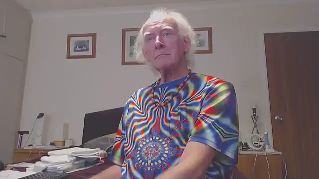Snapshot of WaverlyKernow chatting on 02/25/25, 12:38 WaverlyKernow online show from 02/25/25, 12:38