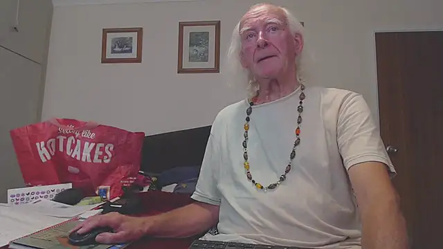 Snapshot of WaverlyKernow chatting on 09/21/25, 01:38 WaverlyKernow online show from 09/21/25, 01:38