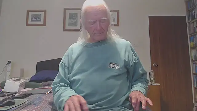 Snapshot of WaverlyKernow chatting on 04/15/26, 02:21 WaverlyKernow online show from 04/15/26, 02:21