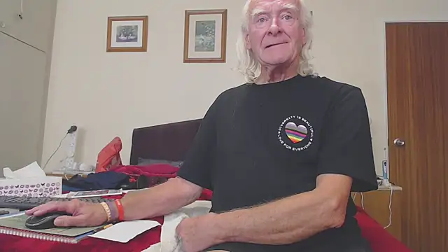 Snapshot of WaverlyKernow chatting on 10/11/25, 01:45 WaverlyKernow online show from 10/11/25, 01:45
