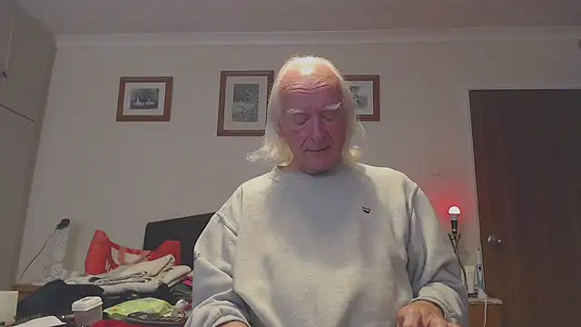 Snapshot of WaverlyKernow chatting on 10/04/25, 12:17 WaverlyKernow online show from 10/04/25, 12:17