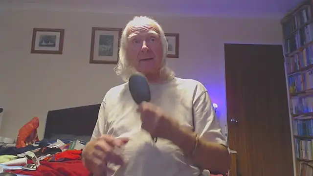 Snapshot of WaverlyKernow chatting on 10/08/25, 01:01 WaverlyKernow online show from 10/08/25, 01:01