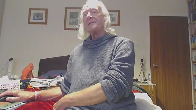 Snapshot of WaverlyKernow chatting on 10/16/25, 02:03 WaverlyKernow online show from 10/16/25, 02:03