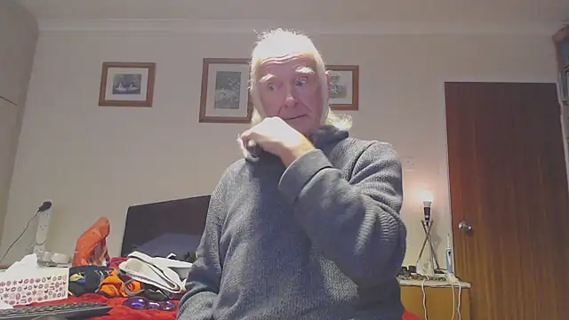 Snapshot of WaverlyKernow chatting on 10/15/25, 01:30 WaverlyKernow online show from 10/15/25, 01:30