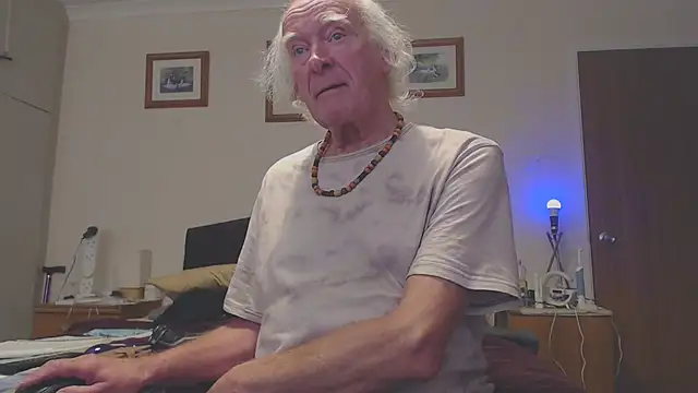 Snapshot of WaverlyKernow chatting on 02/07/25, 12:39 WaverlyKernow online show from 02/07/25, 12:39