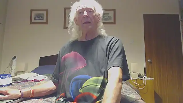 Snapshot of WaverlyKernow chatting on 04/06/26, 02:18 WaverlyKernow online show from 04/06/26, 02:18