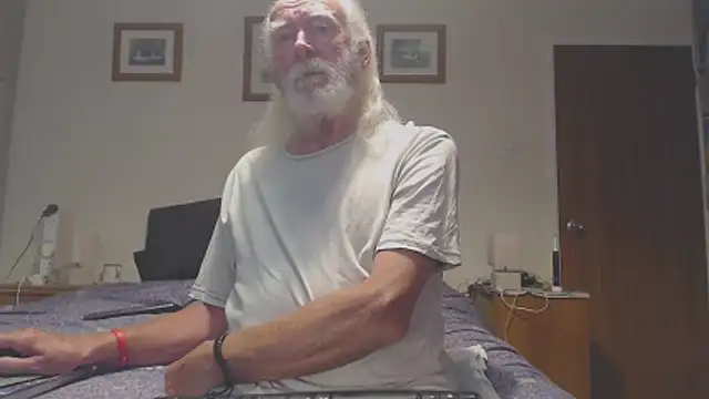 Snapshot of WaverlyKernow chatting on 06/18/26, 11:26 WaverlyKernow online show from 06/18/26, 11:26