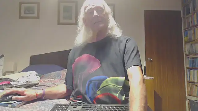 Snapshot of WaverlyKernow chatting on 04/08/26, 06:53 WaverlyKernow online show from 04/08/26, 06:53