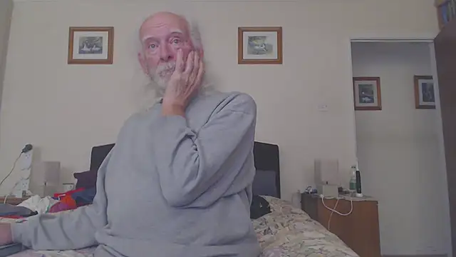 Snapshot of WaverlyKernow chatting on 05/19/26, 01:40 WaverlyKernow online show from 05/19/26, 01:40