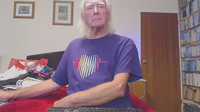 Snapshot of WaverlyKernow chatting on 10/02/25, 02:09 WaverlyKernow online show from 10/02/25, 02:09