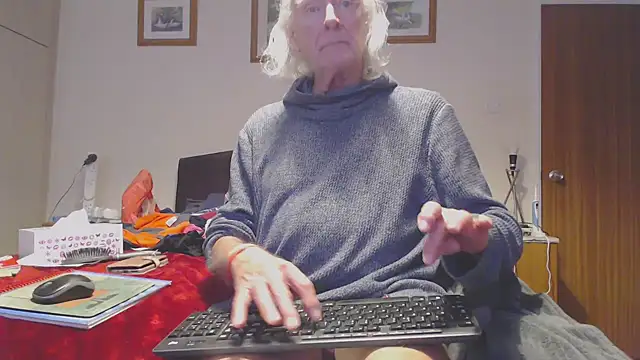 Snapshot of WaverlyKernow chatting on 10/18/25, 12:18 WaverlyKernow online show from 10/18/25, 12:18