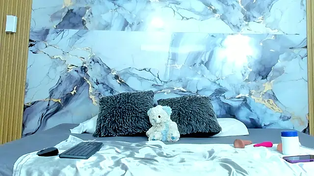 Snapshot of luna_hoott chatting on 12/02/25, 01:13 luna hoott online show from 12/02/25, 01:13