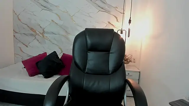 pretty ariiel online show from 12/22/25, 11:32