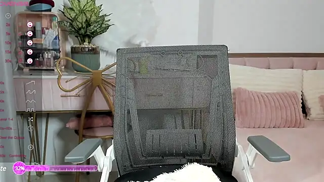 Snapshot of _Joliie_ chatting on 02/17/25, 05:23 Joliie online show from 02/17/25, 05:23