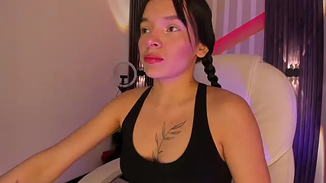 Snapshot of _shantal_smith chatting on 06/03/26, 01:17 shantal smith online show from 06/03/26, 01:17