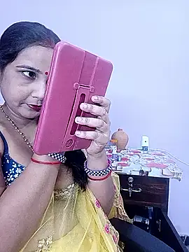 Snapshot of reemacouple007 chatting on 05/14/26, 06:27 reemacouple007 online show from 05/14/26, 06:27