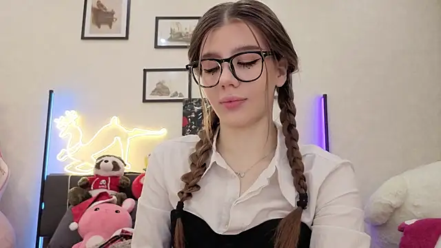 Snapshot of dolly_ll chatting on 12/19/25, 01:35 dolly ll online show from 12/19/25, 01:35