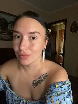 Snapshot of Roxana_Bell chatting on 06/13/26, 11:41 Roxana Bell online show from 06/13/26, 11:41