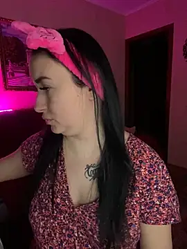 Snapshot of Roxana_Bell chatting on 02/25/25, 03:20 Roxana Bell online show from 02/25/25, 03:20