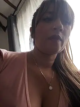 Snapshot of tata_laima__ chatting on 12/22/25, 02:39 tata laima online show from 12/22/25, 02:39