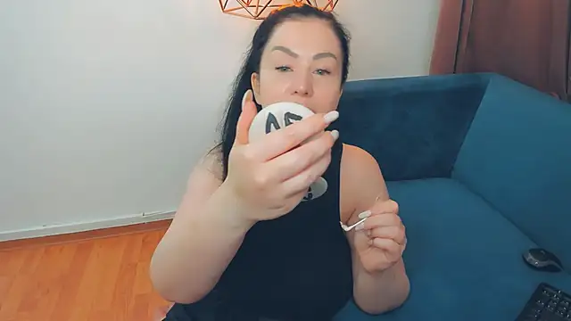 LayaFlow online show from 05/10/26, 07:56