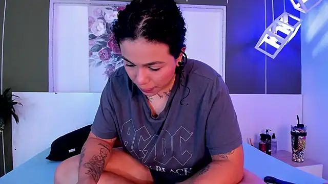 Snapshot of Alexxxholy chatting on 02/22/25, 01:46 Alexxxholy online show from 02/22/25, 01:46