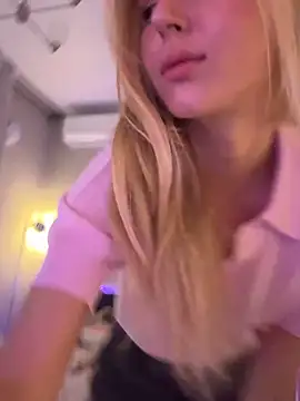 Snapshot of LunaRase chatting on 04/03/26, 06:31 LunaRase online show from 04/03/26, 06:31