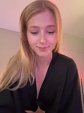 Snapshot of LunaRase chatting on 04/05/26, 05:14 LunaRase online show from 04/05/26, 05:14