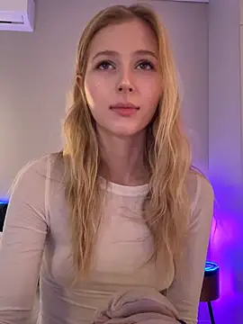 Snapshot of LunaRase chatting on 04/11/26, 07:45 LunaRase online show from 04/11/26, 07:45