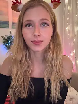 Snapshot of LunaRase chatting on 12/22/25, 02:06 LunaRase online show from 12/22/25, 02:06