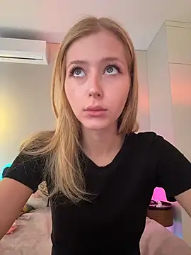 Snapshot of LunaRase chatting on 03/23/26, 08:25 LunaRase online show from 03/23/26, 08:25