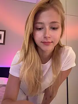 Snapshot of LunaRase chatting on 03/16/26, 08:40 LunaRase online show from 03/16/26, 08:40