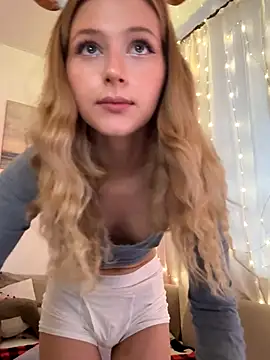 Snapshot of LunaRase chatting on 12/21/25, 10:50 LunaRase online show from 12/21/25, 10:50