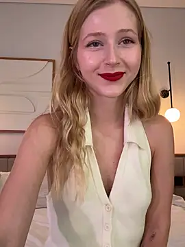 Snapshot of LunaRase chatting on 01/16/26, 04:49 LunaRase online show from 01/16/26, 04:49