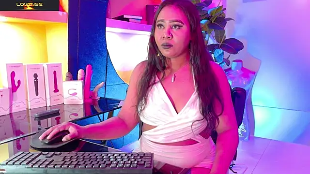 Snapshot of Scarlettt_Ass chatting on 11/14/25, 12:42 Scarlettt Ass online show from 11/14/25, 12:42