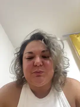 Snapshot of MikyVesela chatting on 10/27/25, 05:25 MikyVesela online show from 10/27/25, 05:25